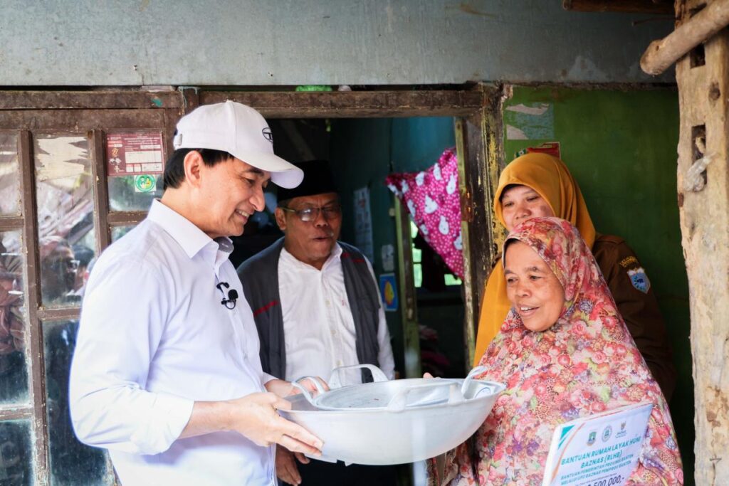 Wagub Banten Salurkan Bantuan Rumah Layak Huni dan Modal UMKM di Pandeglang
