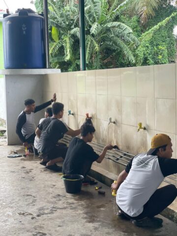 Relawan PRABU Bersihkan Mushola Sirojul Mukminin di Unyur