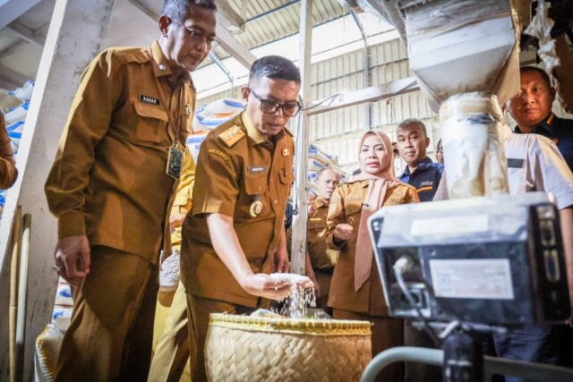 Tinjau Penggilingan di Serang, Andra Soni Pastikan Stok Beras Banten Aman Jelang Nataru