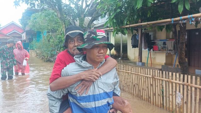 Babinsa Kodim Serang Dikerahkan Bantu Warga Terdampak Banjir