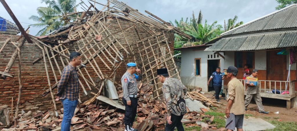 Rumah Warga Carenang Ambruk, Polisi Beri Bantuan Darurat Rumah Warga Carenang Ambruk, Polisi Beri Bantuan Darurat