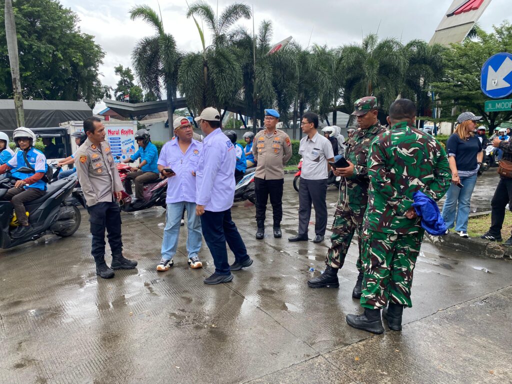 Di Tengah Hujan Lebat, Kapolres Serang Joget House Music Bersama Buruh