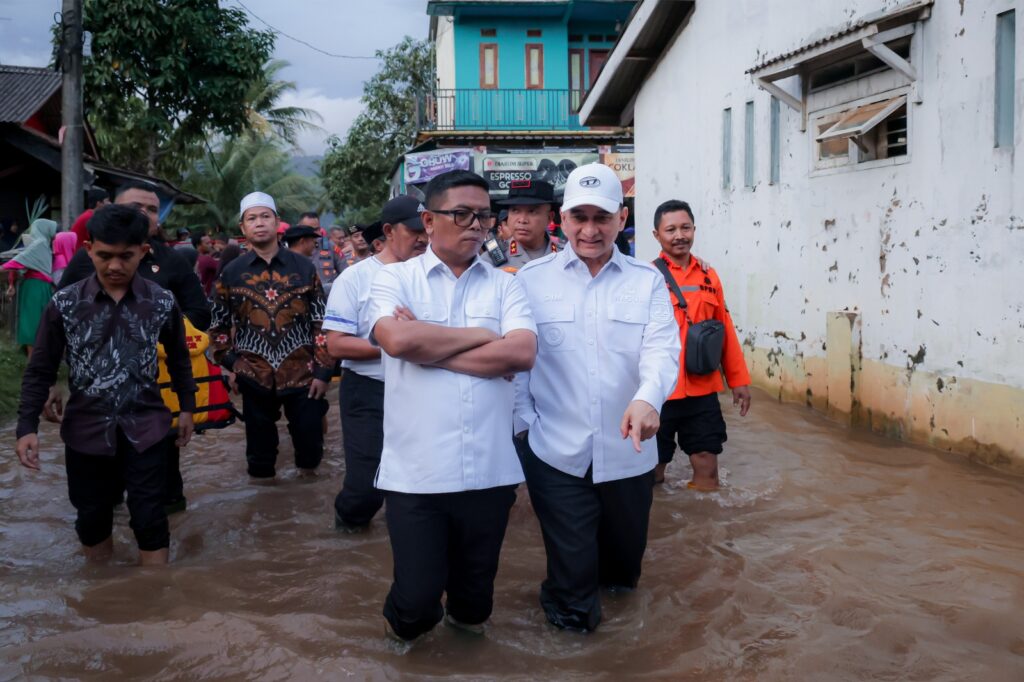Tinjau Banjir Serang, Andra Soni Tekankan Urgensi Normalisasi Sungai dan Penanganan Pengungsi