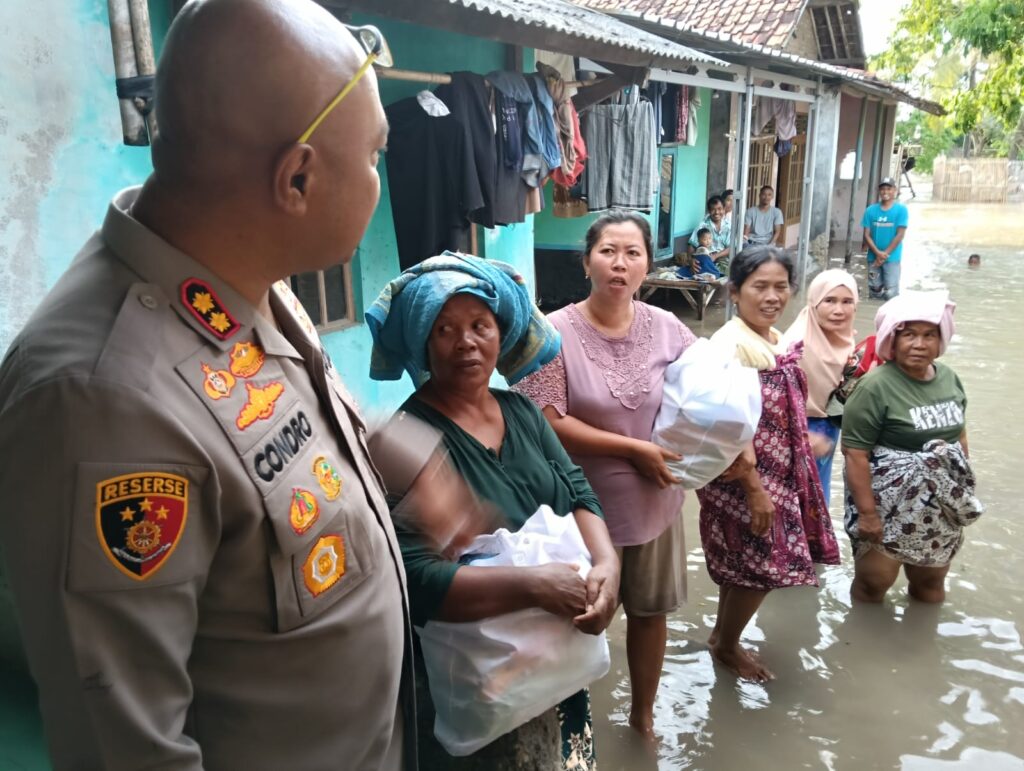 Kapolres Serang Tinjau Lokasi Banjir di Cigelam