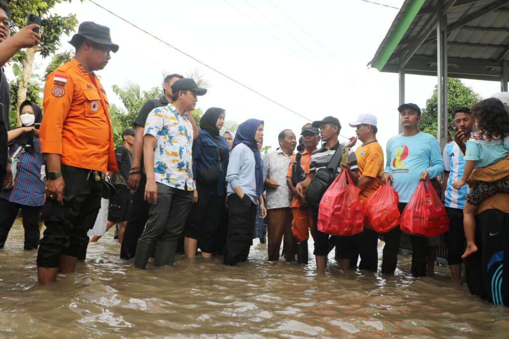 Susuri Banjir Cinangka, Bupati Serang Salurkan Makanan Siap Saji Susuri Banjir Cinangka, Bupati Serang Salurkan Makanan Siap Saji