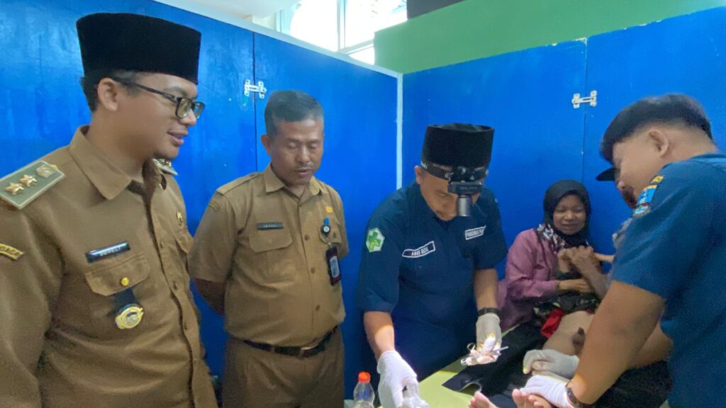 Kades Sindangheula Dampingi Warga Ikuti Khitanan Massal BPK Banten Kades Sindangheula Dampingi Warga Ikuti Khitanan Massal BPK Banten