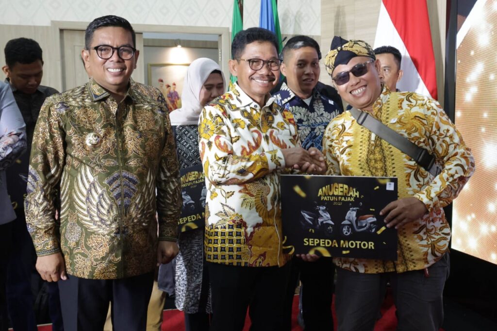 Andra Soni Berikan Anugerah Patuh Pajak, Tegaskan Pajak untuk Sekolah Gratis dan Infrastruktur Andra Soni Berikan Anugerah Patuh Pajak, Tegaskan Pajak untuk Sekolah Gratis dan Infrastruktur