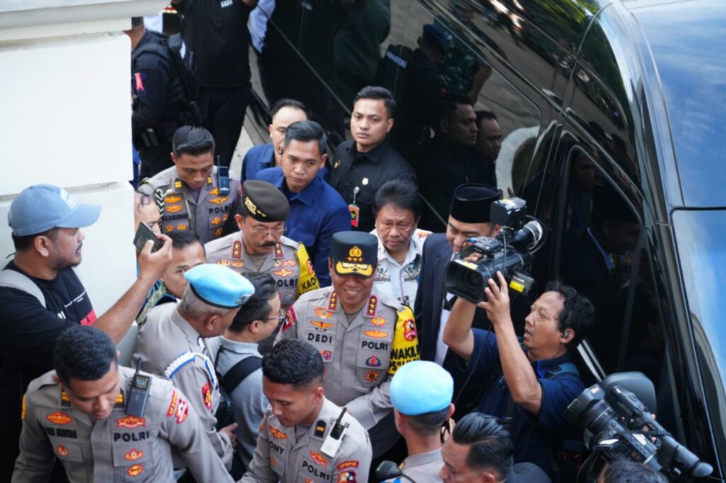 Pastikan Keamanan Misa Malam Natal, Kakorsabhara Baharkam Polri Dampingi Kapolri Tinjau Gereja Katedral dan Immanuel