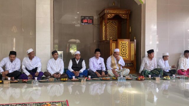 Pengajian Rutin Bulanan Tingkat Desa Sindangheula di Ciwatu Tutup Akhir Tahun 2025