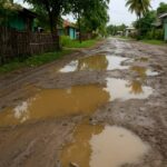 Mirip Kubangan Kerbau, Warga Keluhkan Kondisi Jalan di Pageragung yang Rusak Parah
