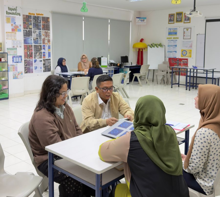 Implementasi Kebijakan, Gubernur Ambil Raport Anak ke Sekolah