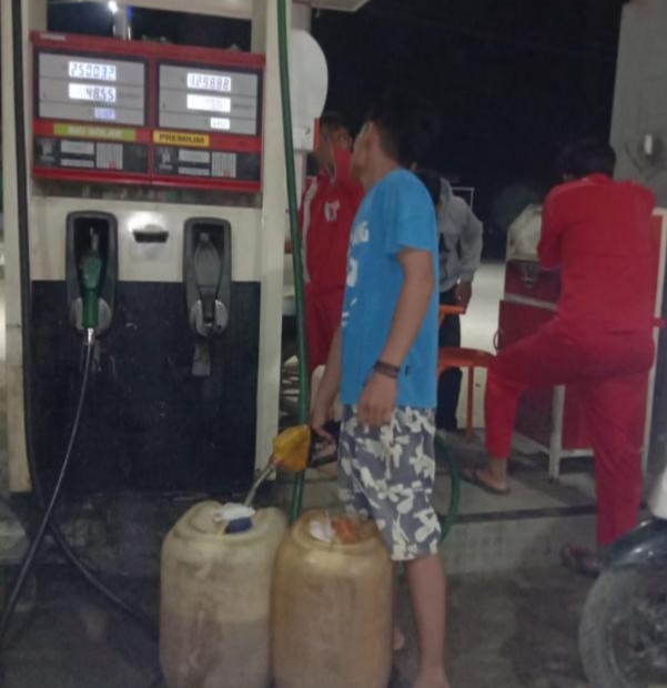 Dugaan Praktik Mafia Solar Subsidi Berjamaah di SPBU 34-42133 Bedeng, BPH Migas dan Aparat Didesak Turun Tangan Dugaan Praktik Mafia Solar Subsidi Berjamaah di SPBU 34-42133 Bedeng, BPH Migas dan Aparat Didesak Turun Tangan