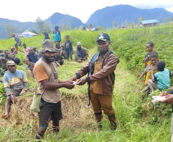 Kepala Kampung Baru Uwaiye Distrik Kebo Warga Usai Realisasi Program Dana Desa