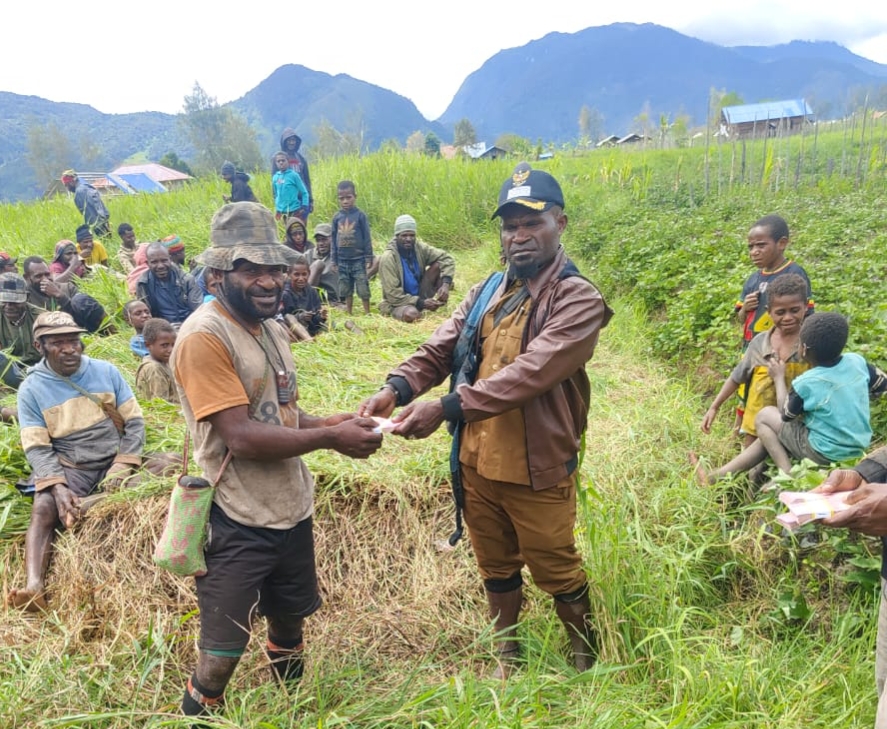 Kepala Kampung Baru Uwaiye Distrik Kebo Warga Usai Realisasi Program Dana Desa