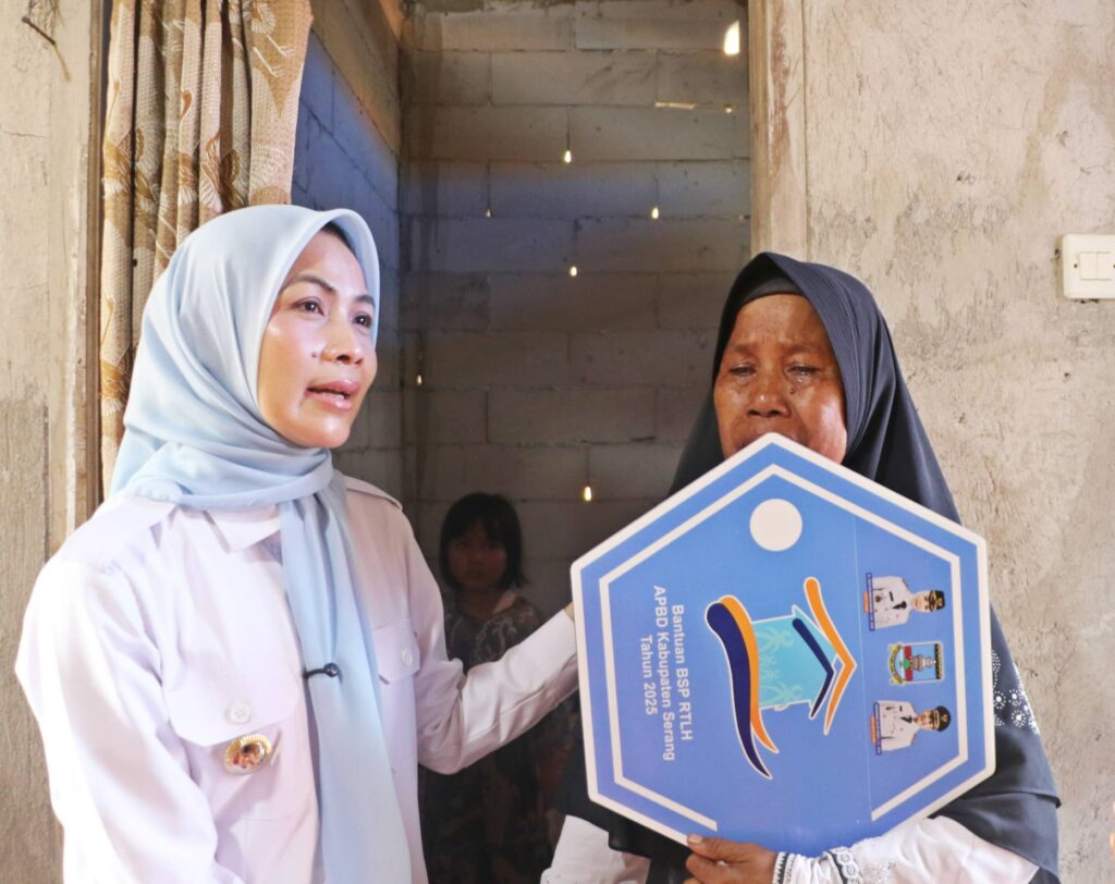 Tangis Haru Warnai Penyerahan Bantuan 481 Rumah Layak Huni di Serang Tangis Haru Warnai Penyerahan Bantuan 481 Rumah Layak Huni di Serang