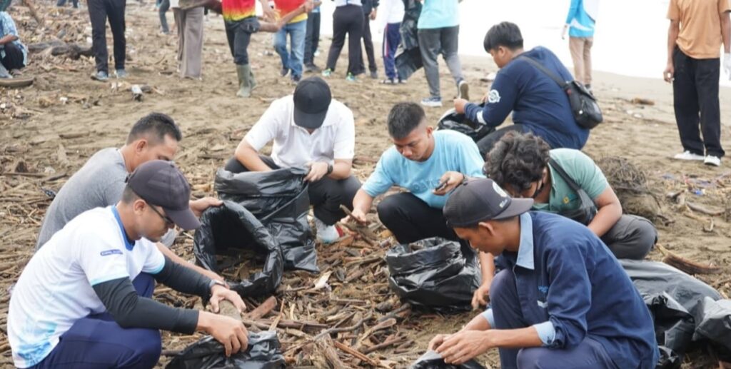Bersama PLN IP UBP Teluk Sirih, PT. Artha Daya Coalindo Impelemtasikan Waste to Energy Bersihkan Pantai Muaro Gantian