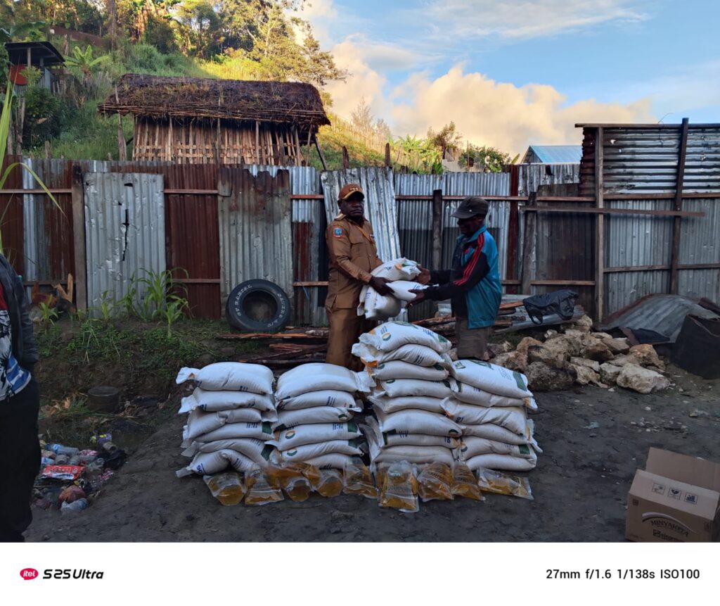 Bansos Tunai dan Beras Disalurkan ke 12 Desa di Distrik Kebo