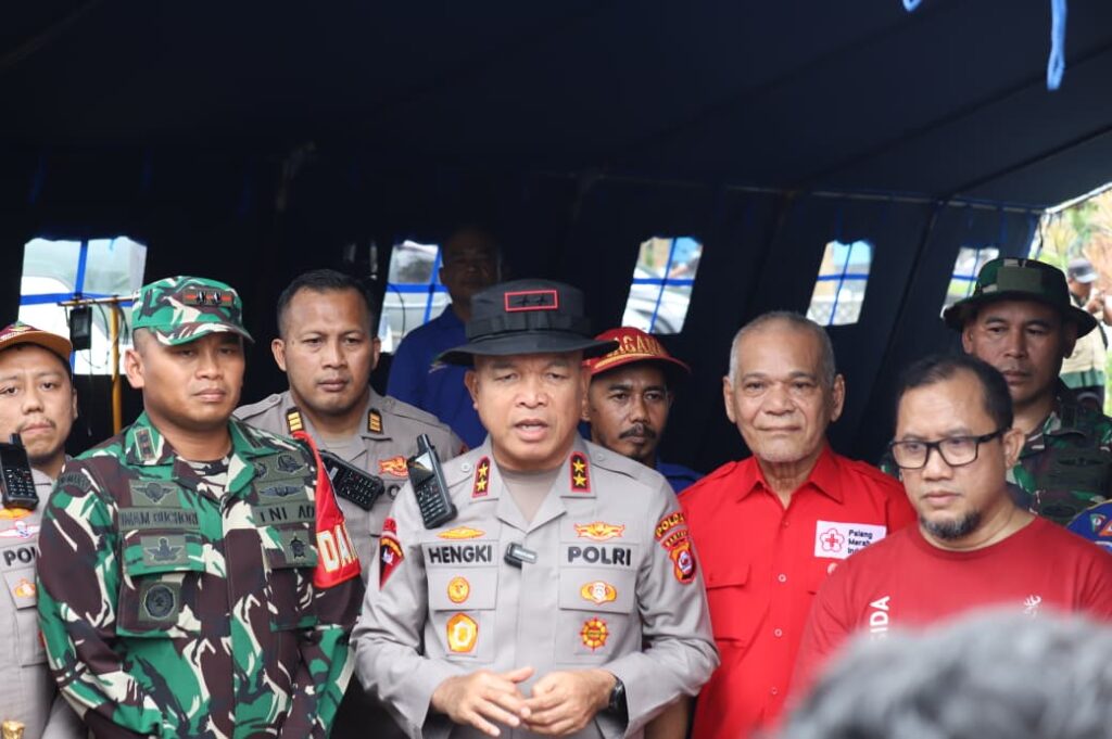 Kodim 0623/Cilegon Aktif Dampingi Kapolda Banten Tinjau Dapur Umum Banjir di Cilegon Kodim 0623/Cilegon Aktif Dampingi Kapolda Banten Tinjau Dapur Umum Banjir di Cilegon