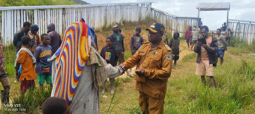 Desa Togowa Salurkan BLT dan Siapkan Bakar Batu Natal Jemaat Efata Desa Togowa Salurkan BLT dan Siapkan Bakar Batu Natal Jemaat Efata