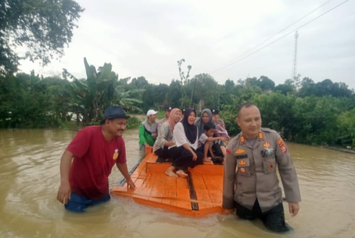 Banjir Putus Akses di Jawilan, Polisi Gunakan Rakit Bantu Warga