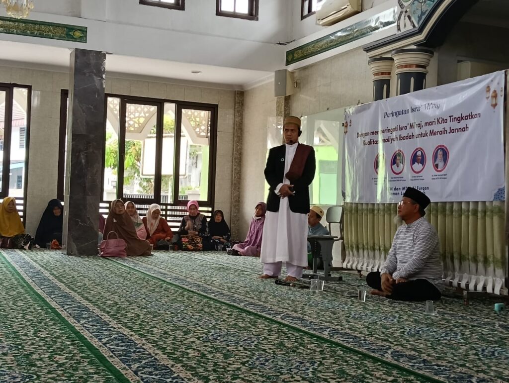 Warga Taman Lopang Indah Peringati Isra Mi’raj di Masjid Al Furqon Warga Taman Lopang Indah Peringati Isra Mi’raj di Masjid Al Furqon
