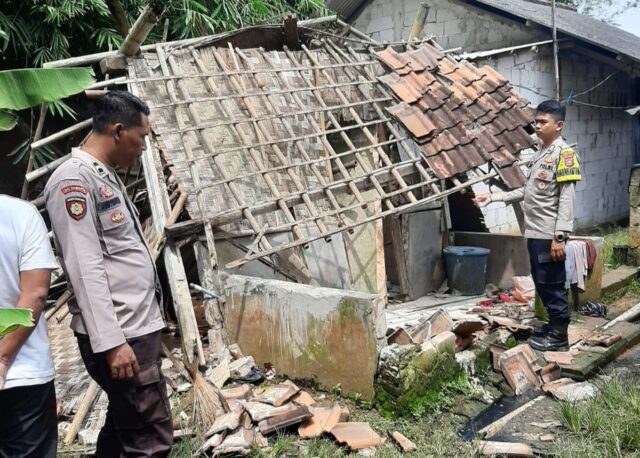 Rumah Lansia Roboh, Polsek Pamarayan Salurkan Bantuan