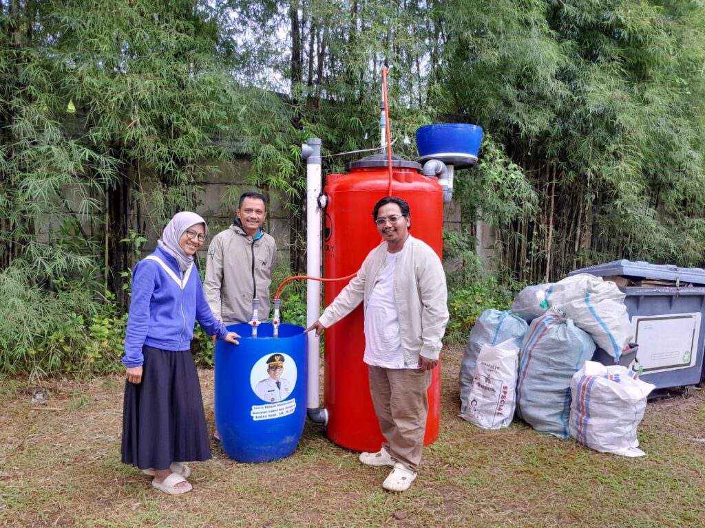 Gubernur Banten Bantu Fasilitas Pengolah Sampah Organik di Tangsel Gubernur Banten Bantu Fasilitas Pengolah Sampah Organik di Tangsel