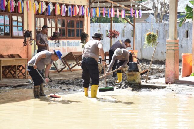 Pulihkan Sekolah Pascabanjir Bandang, Polres Bireuen Gotong Royong Bersihkan SD Negeri 11 Kutablang