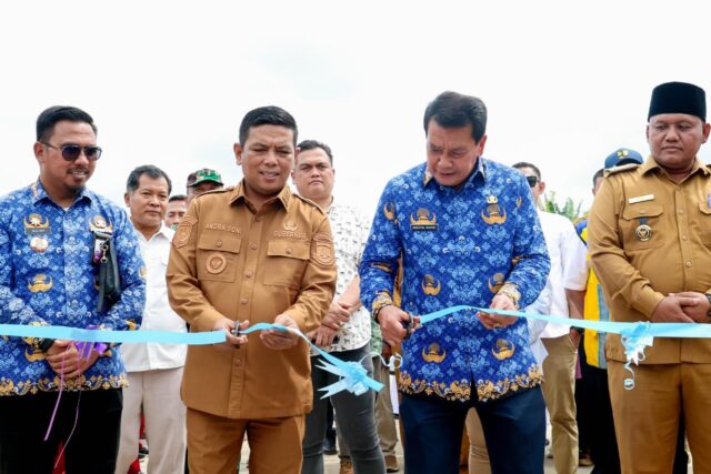 Tuntaskan Penantian 20 Tahun Warga, Andra Soni Resmikan Jalan Poros Tiga Desa Lewat Program “Bang Andra”