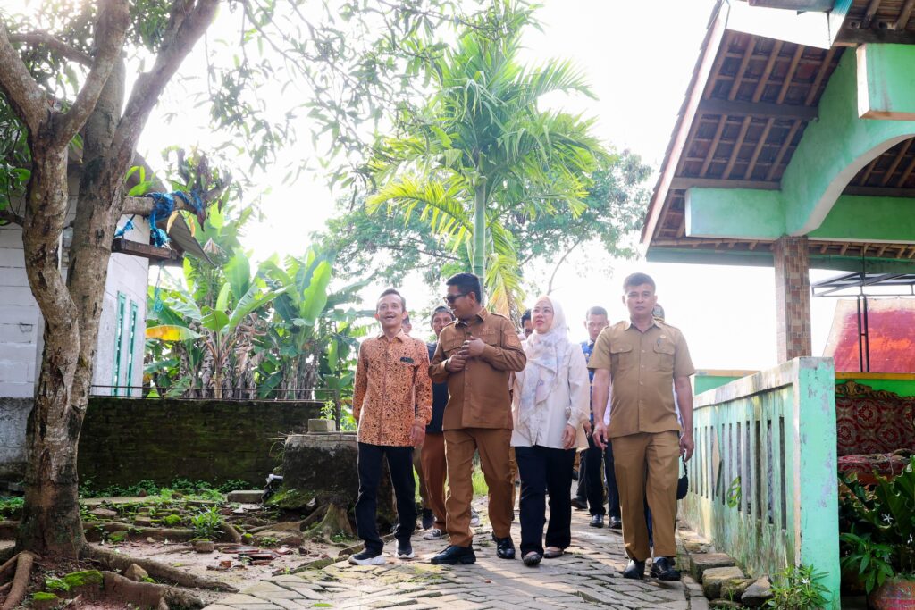 Tinjau Rumah Korban Bencana, Andra Soni Canangkan Peningkatan Jalan Desa di Palasari Melalui Program ‘Bang Andra’ Tinjau Rumah Korban Bencana, Andra Soni Canangkan Peningkatan Jalan Desa di Palasari Melalui Program ‘Bang Andra’
