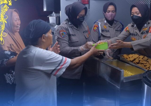 Polri Dirikan Dapur Lapangan untuk Warga Terdampak Banjir Karawang