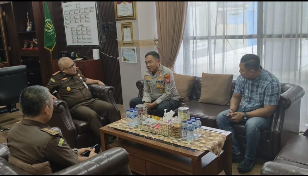 Kapolres Serang Jalin Silaturahmi dengan Kejari Serang Kapolres Serang Jalin Silaturahmi dengan Kejari Serang