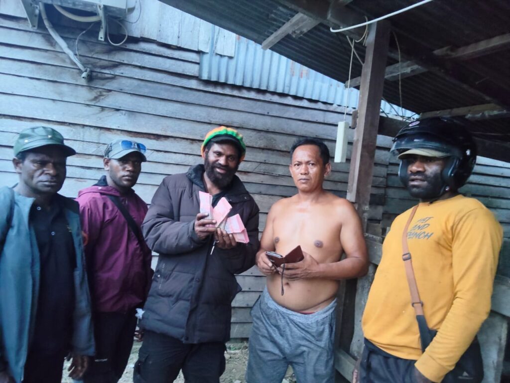 Panitia Stasi Daidaa Eyagitaida Terima Sumbangan 19 Ekor Babi untuk MUSPASME Panitia Stasi Daidaa Eyagitaida Terima Sumbangan 19 Ekor Babi untuk MUSPASME