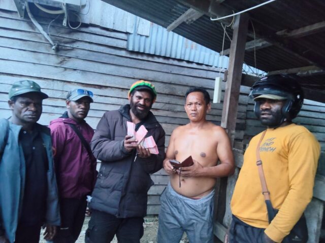 Panitia Stasi Daidaa Eyagitaida Terima Sumbangan 19 Ekor Babi untuk MUSPASME