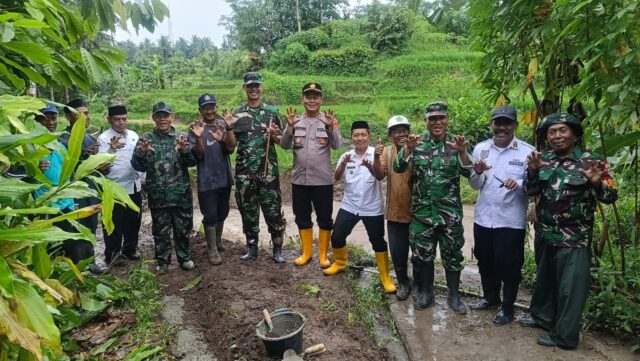 Dandim 0602/Serang Resmikan Pembangunan Jembatan Gantung Perintis Garuda di Baros