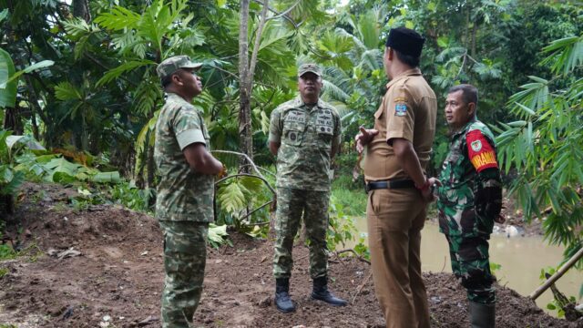 Danrem 064/Maulana Yusuf Tinjau Pembangunan Jembatan Perintis di Cinangka