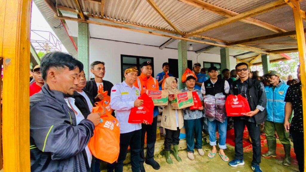 Kesti TTKKDH Bersama Bupati Pandeglang, Salurkan Bantuan Peduli Korban Banjir Kesti TTKKDH Bersama Bupati Pandeglang, Salurkan Bantuan Peduli Korban Banjir