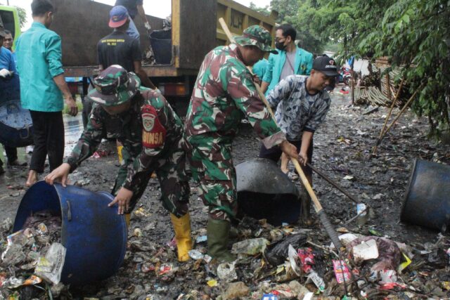 Sinergi Lintas Sektor, Kodim Serang Bersama PT Indah Kiat dan Warga Bersihkan Area Jembatan Ciujung