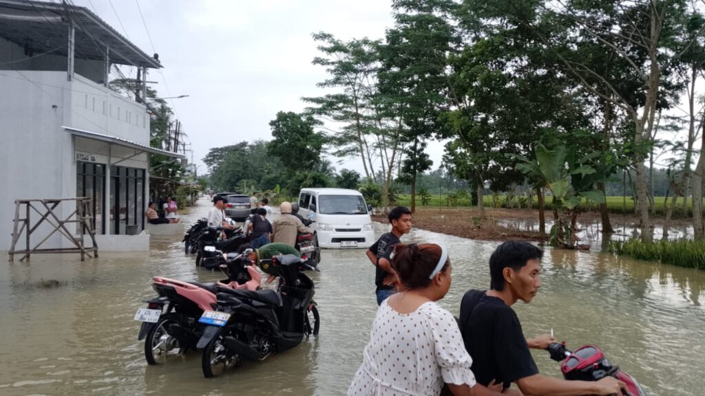 Tiga Kali Dihantam Banjir Tak Kunjung Nongol, Warga Sukaresmi Pertanyakan Kepedulian Anggota DPRD Pandeglang Dapil 5 Tiga Kali Dihantam Banjir Tak Kunjung Nongol, Warga Sukaresmi Pertanyakan Kepedulian Anggota DPRD Pandeglang Dapil 5
