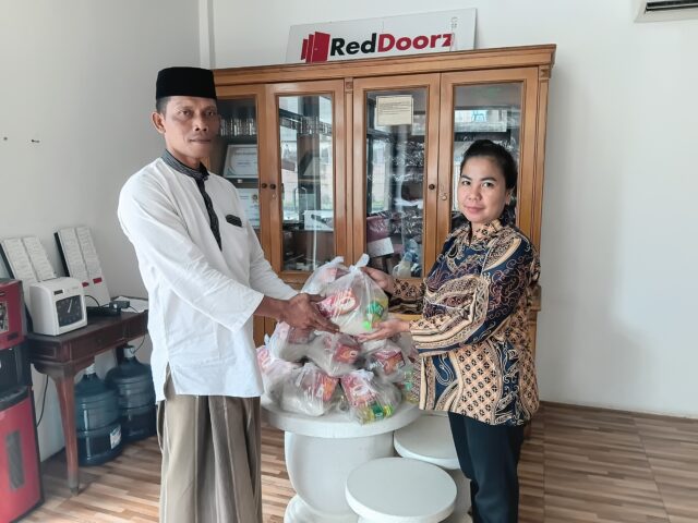 Hotel Merpati Merak Salurkan Bantuan Jumat Berkah kepada Warga