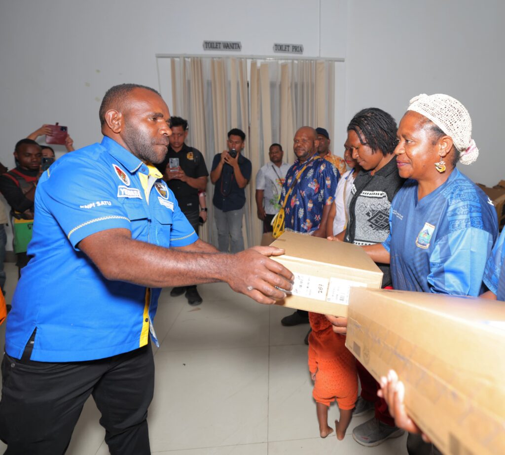 Ketua KNPI Papua Tengah Dampingi Gubernur Serahkan Laptop di Intan Jaya Ketua KNPI Papua Tengah Dampingi Gubernur Serahkan Laptop di Intan Jaya
