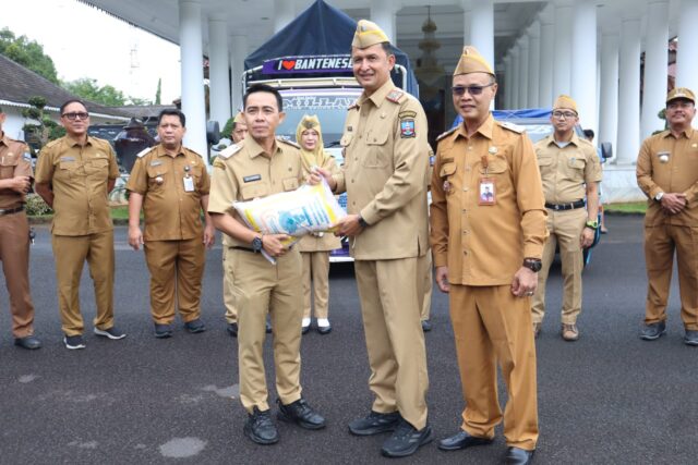 Pemkab Serang Salurkan 62 Ton Beras untuk Korban Banjir