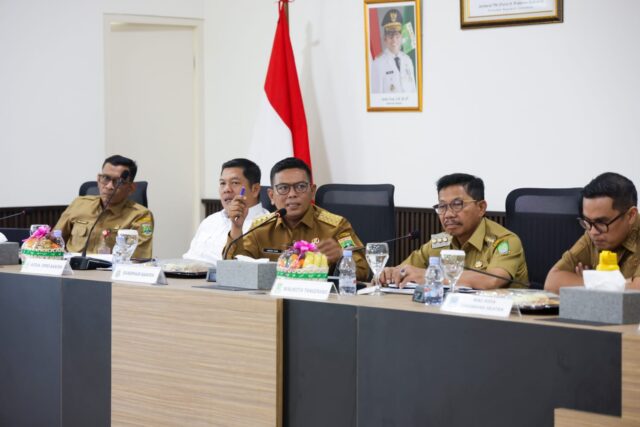 Pimpin Rapat Penanganan Banjir, Gubernur Andra Soni: Normalisasi Sungai Jadi Langkah Awal