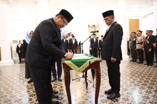 Lantik 10 Pejabat Pemprov Banten, Andra Soni Terapkan Manajemen Talenta Berbasis Kinerja