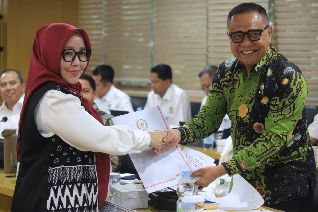 Hj. Ade Yuliasih Serahkan Aduan Petani Lebak Soal Mandeknya Redistribusi Tanah Eks HGU Hj. Ade Yuliasih Serahkan Aduan Petani Lebak Soal Mandeknya Redistribusi Tanah Eks HGU