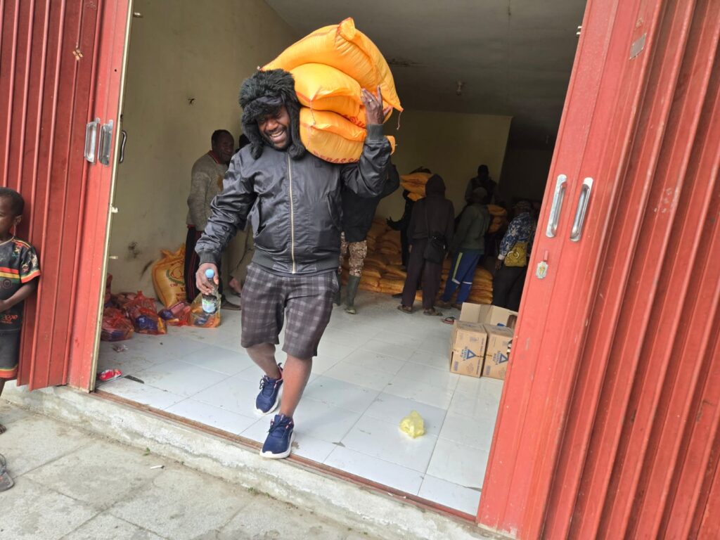 Pemkab Paniai Salurkan 3,5 Ton Sembako untuk Muspasme VIII di Komopa