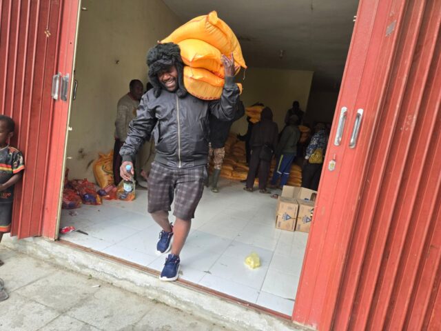 Pemkab Paniai Salurkan 3,5 Ton Sembako untuk Muspasme VIII di Komopa