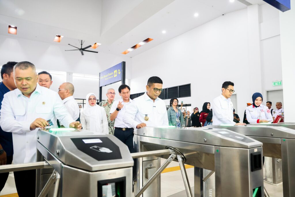 Resmikan Stasiun Jatake, Andra Soni Tekankan Peran Kereta Api bagi Pertumbuhan Wilayah