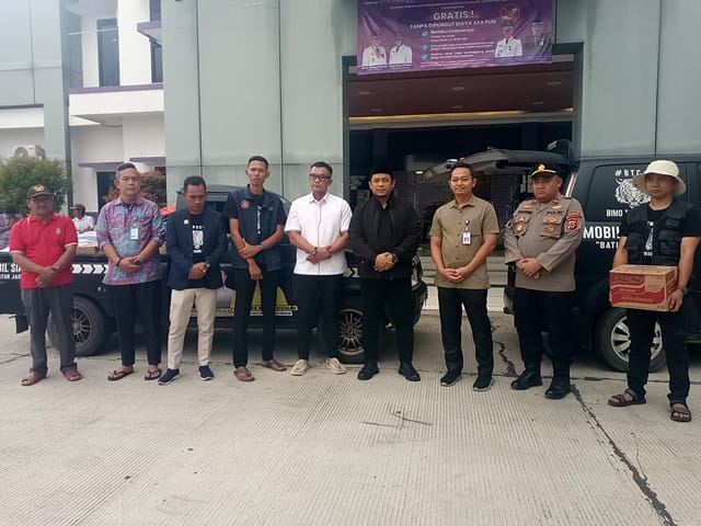 Golkar Distribusikan Sembako bagi Korban Banjir di Pesisir Tangerang