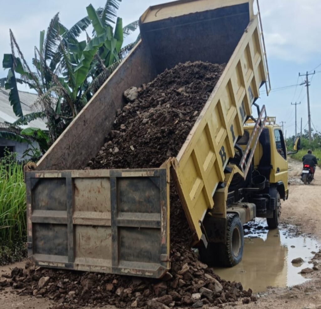 Berikan CSR Kepada Warga Desa Tanjungan, PT. Segara Tirta Nur Salvage Lakukan Penyingkiran dan Pembersihan Bangkai Kapal MV Tresnawati dan Perbaiki Jalan